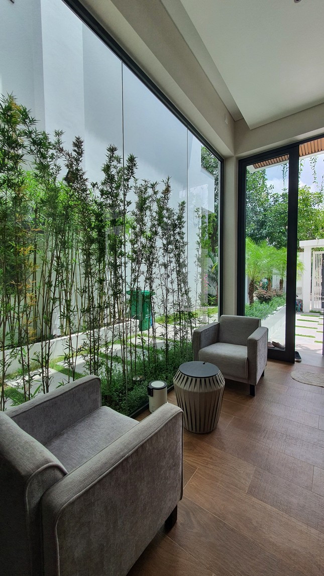 Với thiết kế nhiều sân vườn cùng hệ lam và các cửa kính xếp trượt không khung, gia chủ có thể chủ động mở cửa đón gió tự nhiên, mang lại sự thoáng đãng, mát mẻ.