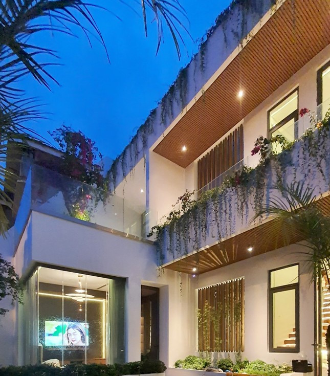 Đặc biệt là bất kể ở điều kiện thời tiết nào, dù ngày hay đêm thì gia chủ vẫn luôn tận hưởng được không gian sân vườn xung quanh, ngắm nắng, ngắm mưa, hòa mình vào chuyển động của thời tiết nhưng vẫn đảm bảo tiện nghi trong sinh hoạt.