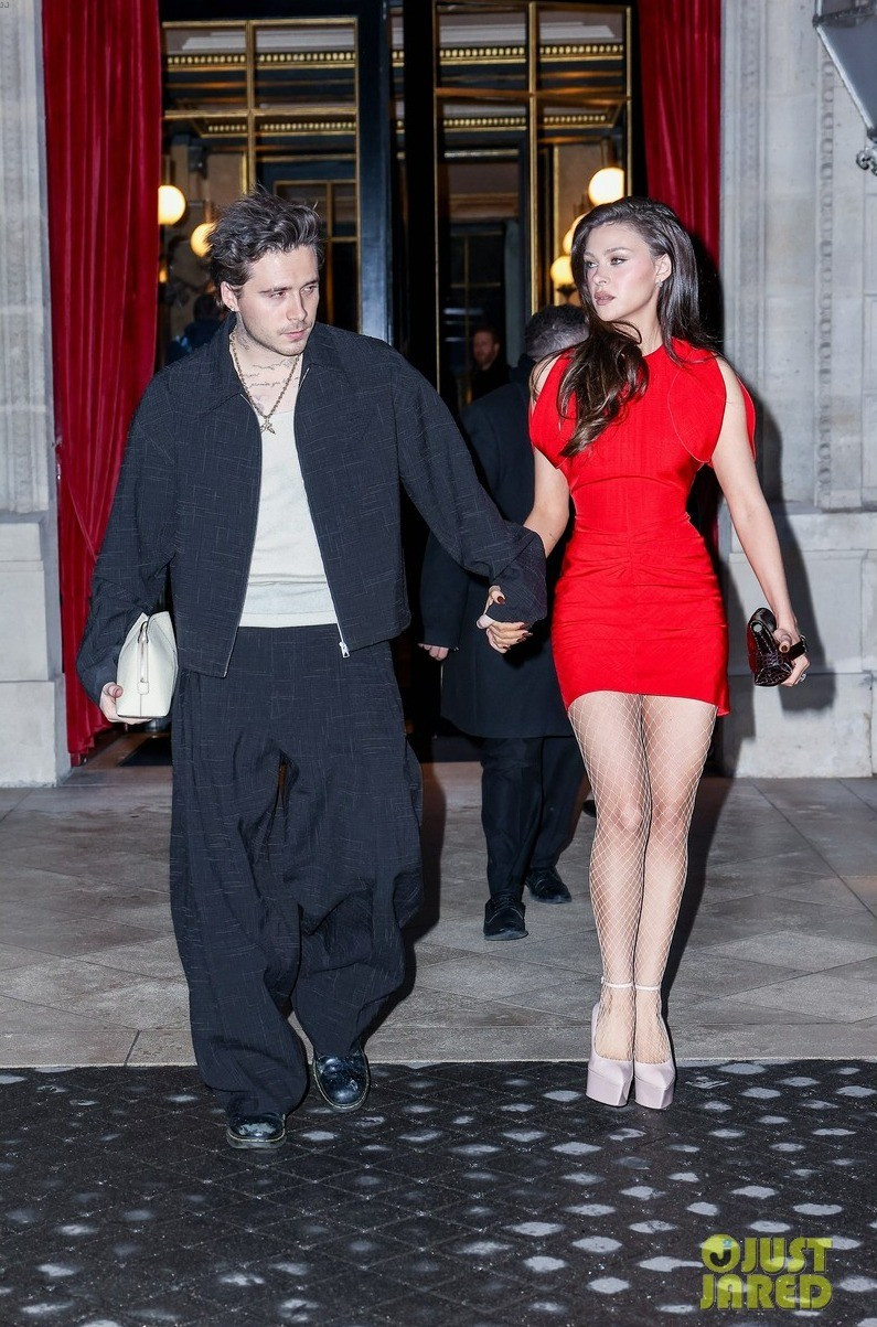 Brooklyn Beckham chọn phong cách tối giản, oversize xem show thời trang của mẹ. Trong khi đó, con dâu lớn nhà Beck đầu tư váy áo, khoe dáng đồng hồ cát và chiếm sóng tại nơi có nhiều phóng viên, nhiếp ảnh gia.