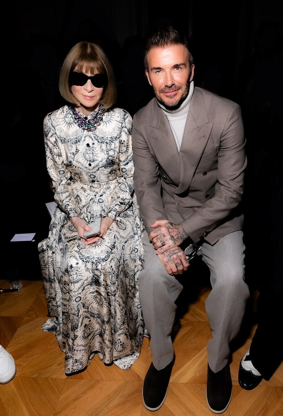 Tổng biên tập tạp chí Vogue Mỹ cùng Beckham ngồi hàng ghế đầu xem bộ sưu tập của Victoria. Bà đầm thép Anna Wintour, người phụ nữ được mệnh danh quyền lực nhất giới thời trang hiện tại, luôn đồng hành, hỗ trợ nhà Beck ở địa hạt thời trang.