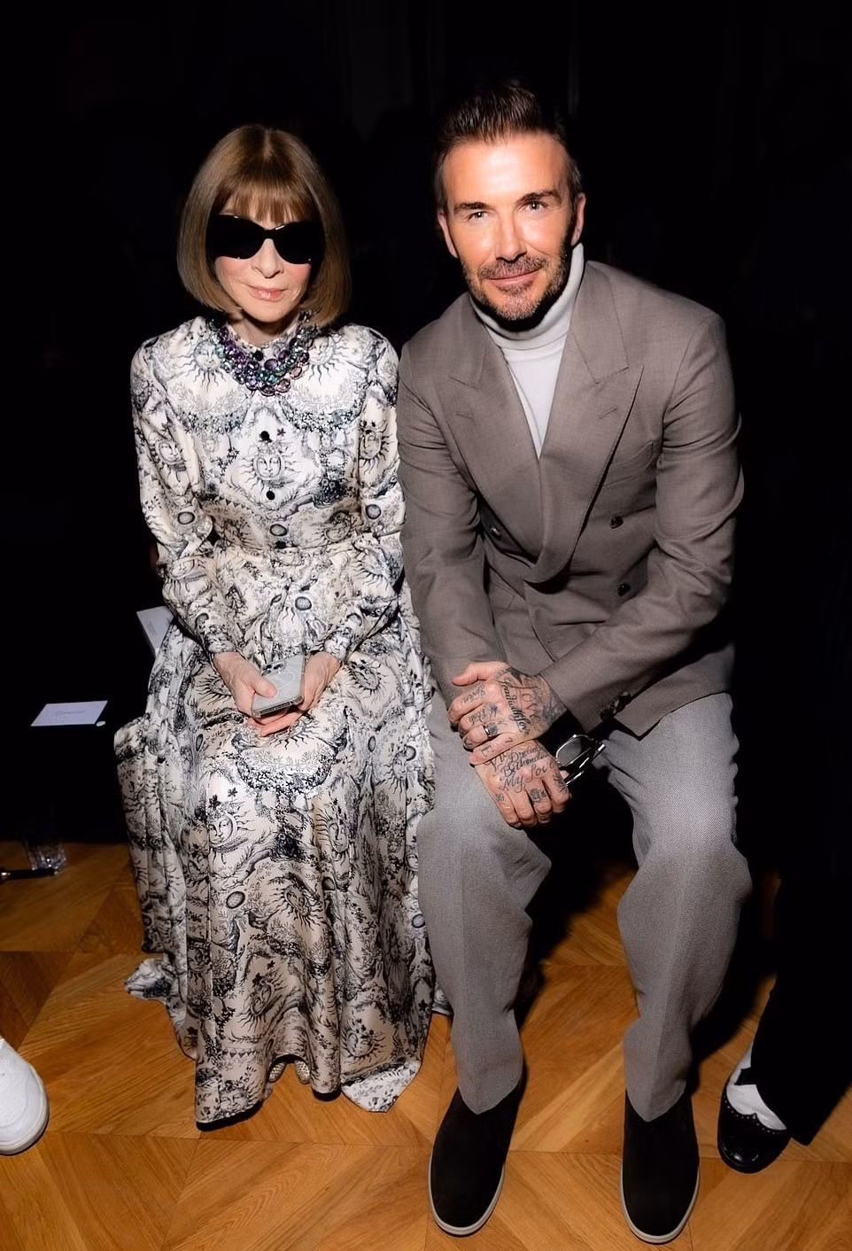 Tổng biên tập tạp chí Vogue Mỹ cùng Beckham ngồi hàng ghế đầu xem bộ sưu tập của Victoria. Bà đầm thép Anna Wintour, người phụ nữ được mệnh danh quyền lực nhất giới thời trang hiện tại, luôn đồng hành, hỗ trợ nhà Beck ở địa hạt thời trang.