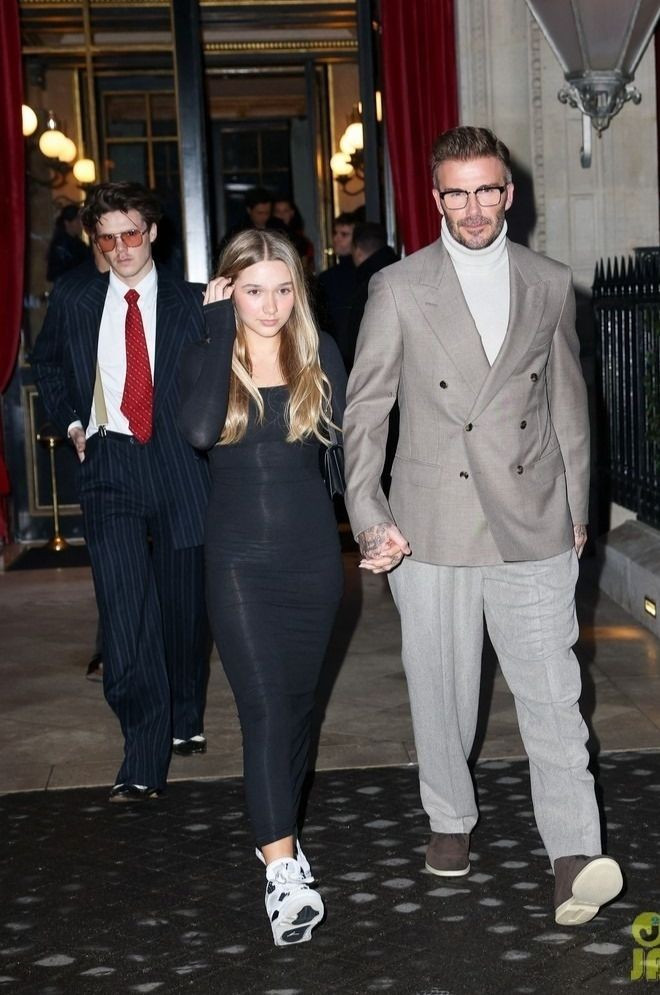 Harper Beckham mặc đầm đen bó sát phối sneaker. Ở tuổi 13, con gái út của Beckham cao gần bằng cha.