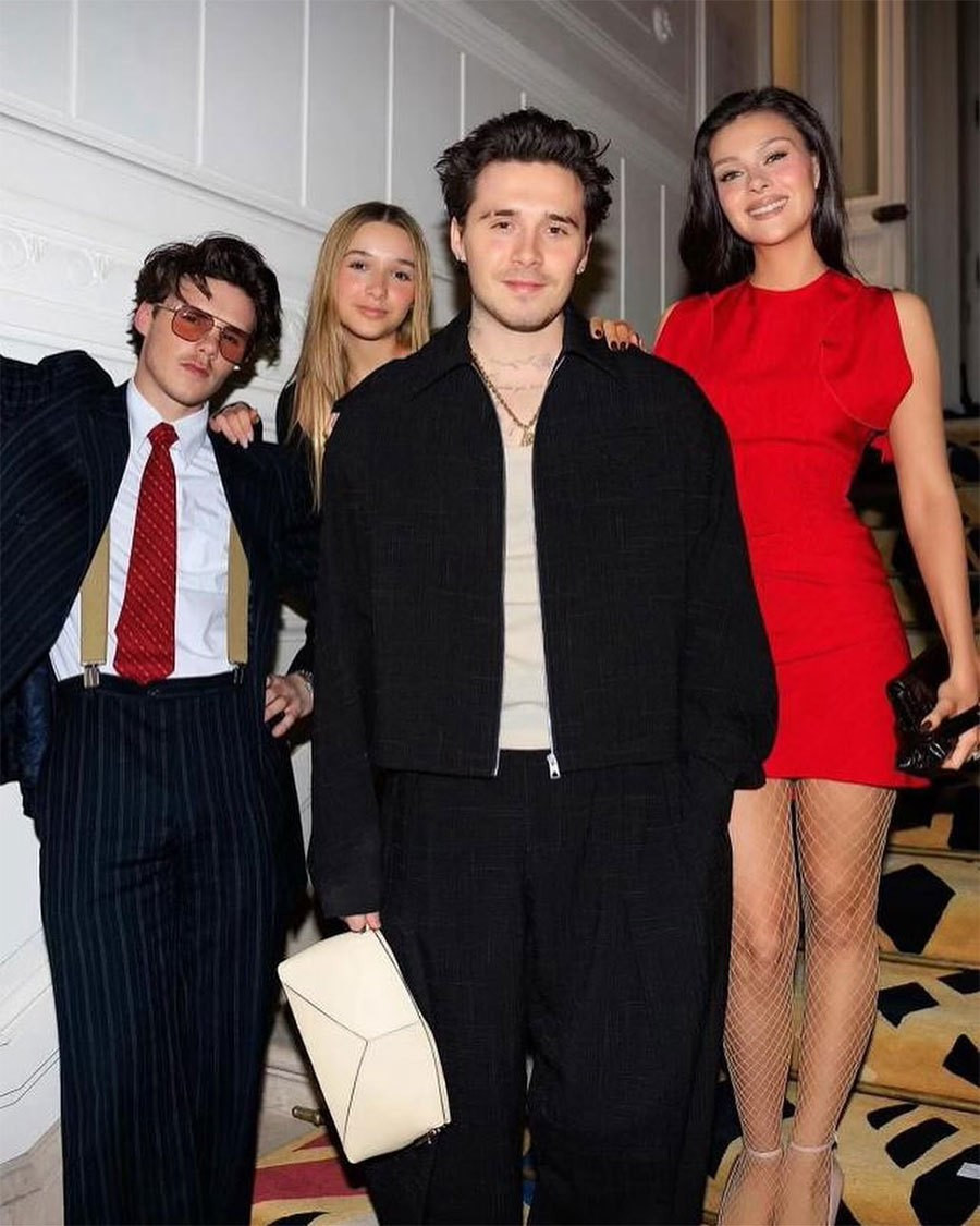 Daily Mail nhận định nhà Beckham luôn có sức hút và biết cách gây chú ý mỗi khi xuất hiện.