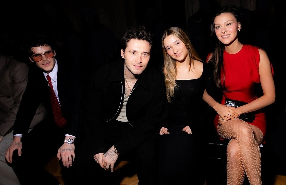 Theo Daily Mail, nhà Beckham là chủ đề bàn tán ở các tuần lễ thời trang. Việc thành viên nào xuất hiện, mặc gì được quan tâm nhiều hơn là xu hướng nào được giới thiệu trên sàn diễn.