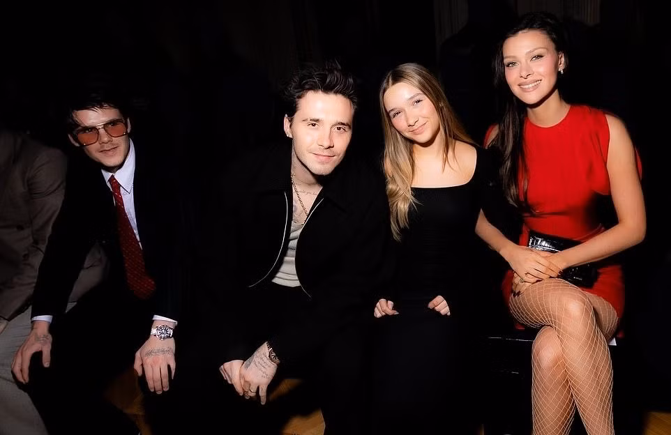 Theo Daily Mail, nhà Beckham là chủ đề bàn tán ở các tuần lễ thời trang. Việc thành viên nào xuất hiện, mặc gì được quan tâm nhiều hơn là xu hướng nào được giới thiệu trên sàn diễn.