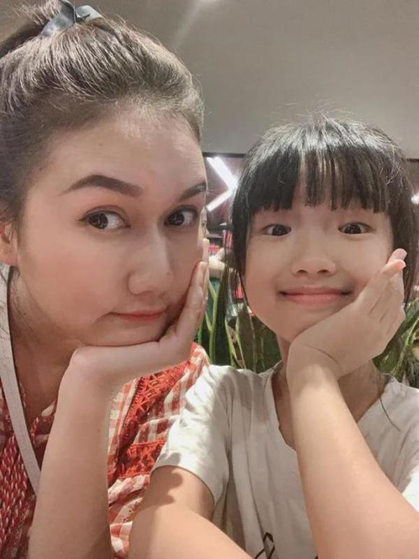 hiều người ngưỡng mộ về cách chăm sóc, dạy dỗ con gái của Hương Giang "mắt to", nhưng cô đều khiêm tốn cho rằng đó là những nỗ lực của con gái nhỏ.