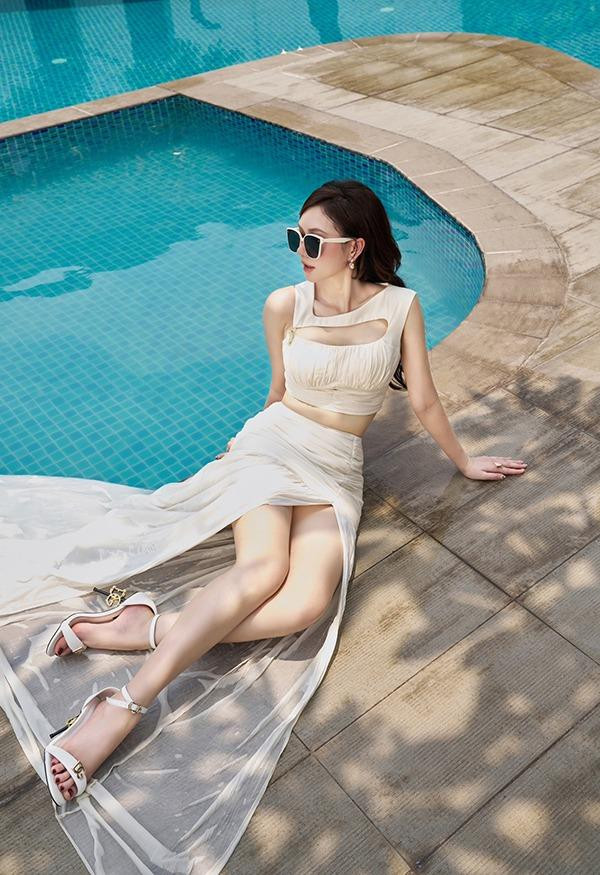 ếu như ở trong những bộ phim gần đây Hương Giang "mắt to" thường đảm nhận vai diễn ghê gớm, đanh đá thì ngoài đời tính cách của cô lại nhẹ nhàng, dễ chịu. Hiện tại cô là mẹ đơn thân, bước qua tuổi 30 nhưng Hương Giang vẫn muốn tập trung cho sự nghiệp.