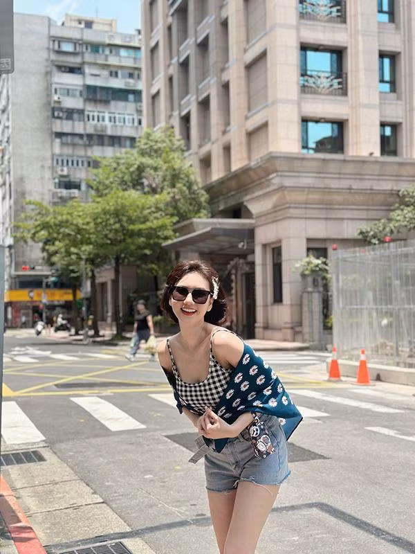 Hiện tại, Hương Giang chỉ tận hưởng cuộc sống hạnh phúc làm mẹ đơn thân của mình. Nữ diễn viên tập trung lo cho con gái mọi việc. Cách đây 2 năm, cô còn khoe con gái giành được HCV môn trượt băng nghệ thuật.