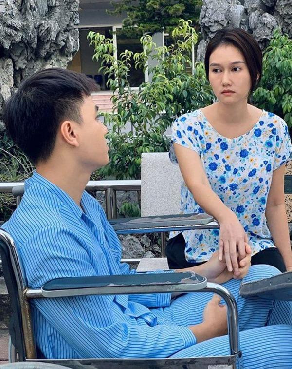 ##b###Diễn viên Hương Giang "mắt to" quen mặt với khán giả truyền hình qua các phim: "Mùa tinh khôi", "Chuyện tình bên đồng hoa Tam giác mạch", "Trái tim kiêu hãnh", "Lặng yên dưới vực sâu", "Sống chung với mẹ chồng", "Cô gái nhà người ta"...