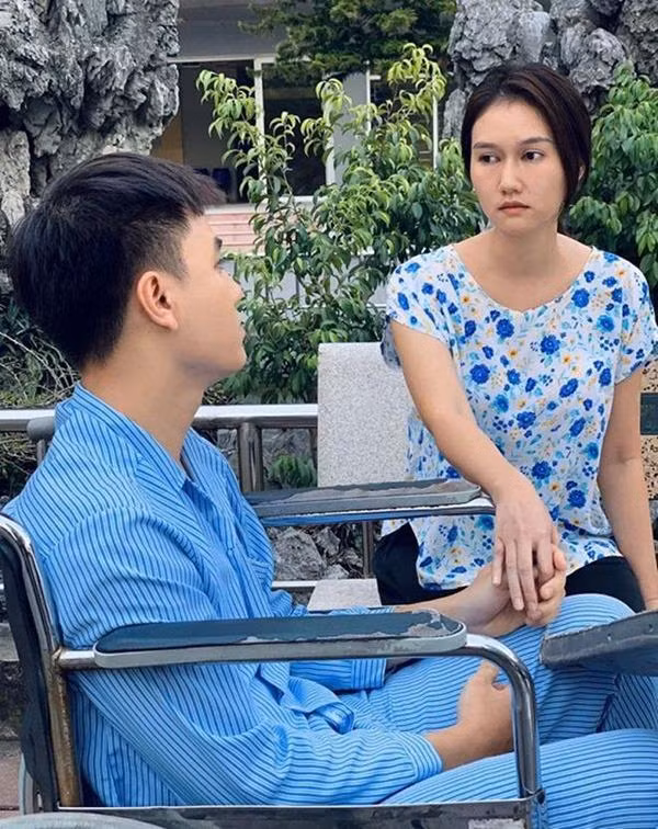  Diễn viên Hương Giang "mắt to" quen mặt với khán giả truyền hình qua các phim: "Mùa tinh khôi", "Chuyện tình bên đồng hoa Tam giác mạch", "Trái tim kiêu hãnh", "Lặng yên dưới vực sâu", "Sống chung với mẹ chồng", "Cô gái nhà người ta"...