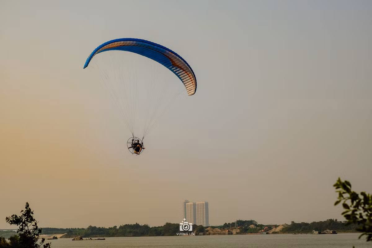 Người dân và du khách trải nghiệm bay dù lượn. Ảnh: Vương Lộc