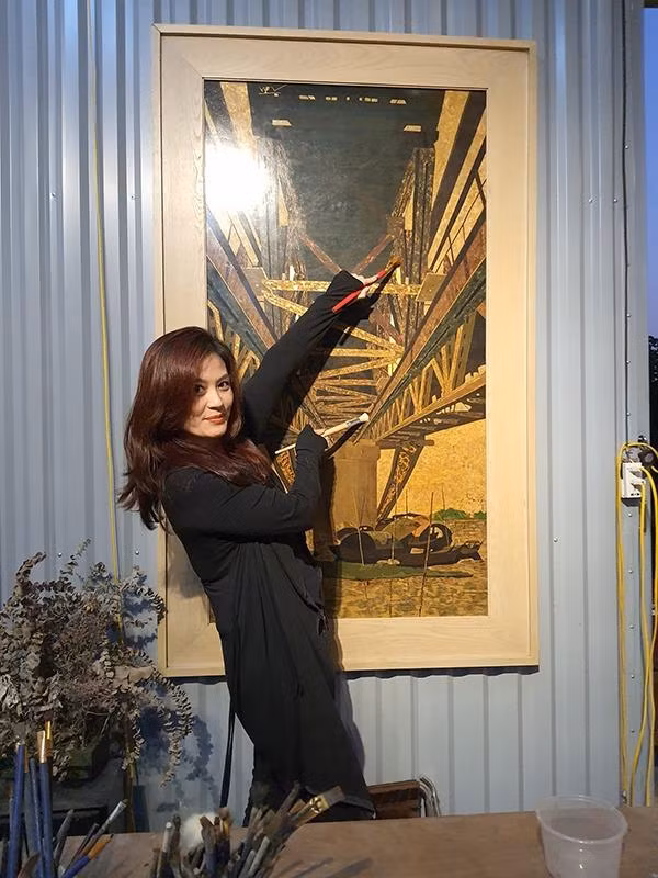 Hoa Thúy vốn xuất thân từ diễn viên chèo của Đoàn Chèo Hà Nội (nay là Nhà hát Chèo Hà Nội) nhưng sân khấu và điện ảnh mới chính là duyên phận từ nhỏ của chị. Hoa Thúy bén duyên nghệ thuật từ năm 14 tuổi, đến khi lên 17, nhờ ưu thế sắc vóc, chị được đạo diễn Vũ Châu mời đóng vai chính trong phim điện ảnh "Duyên Nghiệp". Sau đó, Hoa Thúy chuyển hẳn về công tác tại Nhà hát Tuổi trẻ đầu những năm 2000. Hơn 20 năm gắn bó với nghiệp diễn, Hoa Thúy đã có một "gia tài" không nhỏ những vai diễn trong nhiều bộ phim "ăn khách" như: "Xin Hãy Tin Em", "Cảnh Sát Hình Sự", "Bi, đừng Sợ", "Chuyện Của Pao", "Lựa Chọn Số Phận", "Tình Khúc Bạch Dương"... Hết mình cho nghệ thuật, cống hiến cả quãng tuổi thanh xuân cho những bộ phim hay trên sóng truyền hình nên năm 2019, Hoa Thúy được tặng danh hiệu NSƯT.