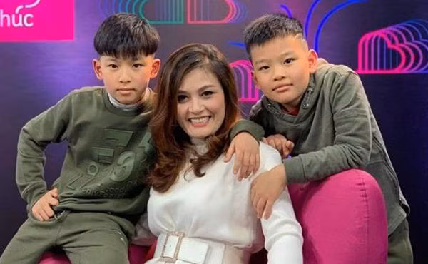 Sau đó, chị bước vào cuộc hôn nhân thứ 2 sau 4 năm đổ vỡ hôn nhân đầu. Chồng chị sống ở Quảng Ninh, còn chị sống với các con ở Hà Nội. Nữ diễn viên chia sẻ: "Tôi kiên định với con đường mình đi, dù xa xôi, nhưng không hiểu sao lại không thể cập bến an toàn". Cuộc hôn nhân thứ hai của Hoa Thúy đã dừng lại sau 10 năm gắn bó.