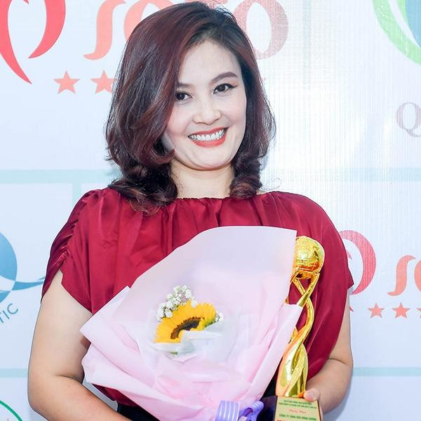 ó sự nghiệp nhưng cuộc sống riêng tư của Hoa Thúy lại khiến nhiều người thương cảm. Ở cuộc hôn nhân thứ nhất, chị và người chồng đầu - diễn viên Tùng Dương gặp nhau khi cùng tham gia bộ phim "Sống Mãi Với Thủ đô". Khi đó, chị mới 18 tuổi, còn Tùng Dương đã gần 30 tuổi. Họ yêu nhau và kết hôn sau đó. Sau 7 năm, cặp đôi chia tay. Thiên Nga - cô con gái của họ, cùng được hưởng khả năng diễn xuất của bố và mẹ.