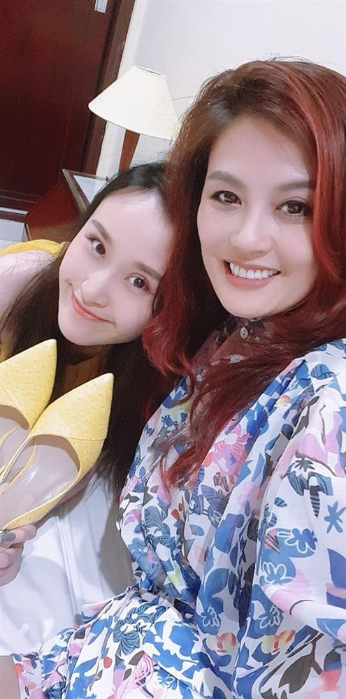 ó một sự nghiệp ổn định, thậm chí là phát triển rực rỡ không kém gì nhiều nữ diễn viên trẻ đẹp thời bây giờ nhưng nghề lại không đủ sức nuôi sống chị và gia đình. Chính chị phải thừa nhận: “Nghề diễn không đủ giúp tôi nuôi con”. Cùng với công việc ở nhà hát, Hoa Thúy bận rộn với công việc kinh doanh. Cơm áo gạo tiền đã cuốn Hoa Thúy vào cuộc sống thực mà quên đi nghệ thuật. Nhưng đó là chị chỉ tạm quên để lo điều trước mắt, còn trong sâu thẳm nữ diễn viên vẫn dành tình yêu cho nghề.