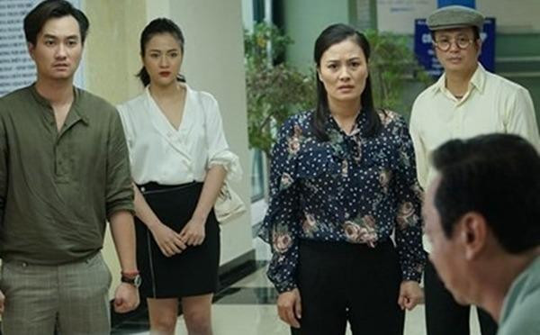 au bộ phim "Lựa Chọn Số Phận", diễn viên Hoa Thúy tái xuất khán giả truyền hình trong vai Thu của bộ phim "Trở Về Giữa Yêu Thương", một người phụ nữ truyền thống cam chịu, nhẫn nhịn và chịu đựng.