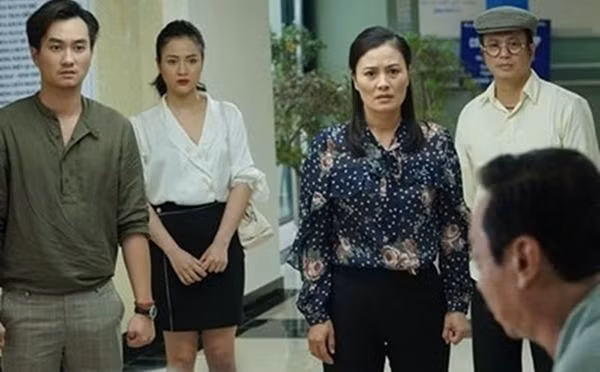 Sau bộ phim "Lựa Chọn Số Phận", diễn viên Hoa Thúy tái xuất khán giả truyền hình trong vai Thu của bộ phim "Trở Về Giữa Yêu Thương", một người phụ nữ truyền thống cam chịu, nhẫn nhịn và chịu đựng.