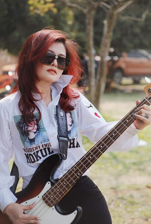 hông thể giữ được gia đình trọn vẹn cho con, Hoa Thúy thấy rất có lỗi. Chị càng ân hận hơn mỗi khi hai cậu nhóc đòi bố. Ngày bố mẹ chia tay, Minh và Muối còn rất nhỏ, không mấy khi thể hiện nỗi buồn. Hoa Thúy cứ nghĩ các con hồn nhiên, ngây thơ nên chưa hiểu chuyện gì. Thế nhưng 4-5 năm trôi qua, hai cậu nhóc càng lớn càng thường xuyên tìm lại những ký ức cũ rồi đau buồn, hờn trách mẹ. Minh âm thầm tiết kiệm tiền tiêu vặt rồi bảo mẹ hãy tìm sách dạy bí quyết để bố quay lại và sẵn sàng cho mẹ tiền để mua. Chị nghẹn lòng: "Đau lòng vì thương con nhưng tôi chẳng thể làm gì ngoài việc cố gắng giúp con hiểu, tự chủ trong mọi chuyện buồn vui cũng như những khó khăn sẽ xảy ra trong cuộc đời".