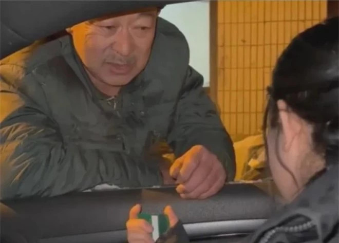 Đưa bạn trai về ra mắt, hành động của bố khiến con gái khóc - Hình 2 Dua ban trai ve ra mat, hanh dong cua bo khien con gai khoc-Hinh-2