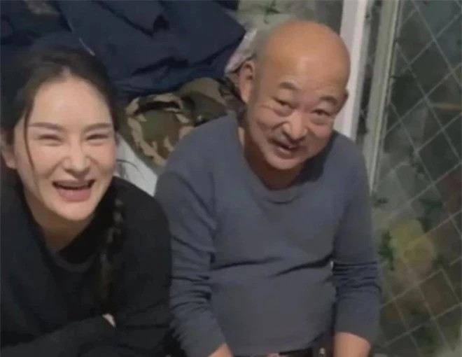 Đưa bạn trai về ra mắt, hành động của bố khiến con gái khóc Dua ban trai ve ra mat, hanh dong cua bo khien con gai khoc