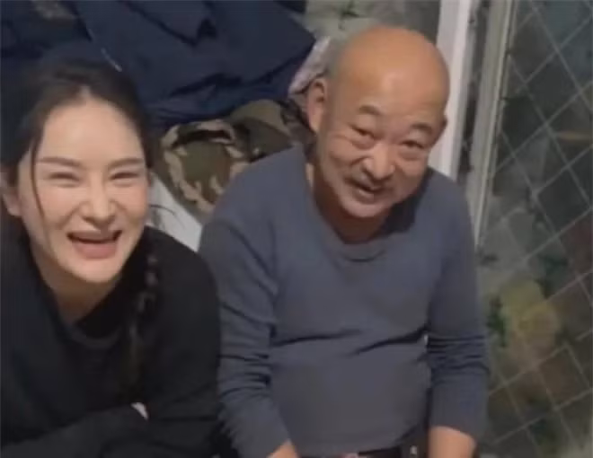 Dua ban trai ve ra mat, hanh dong cua bo khien con gai khoc