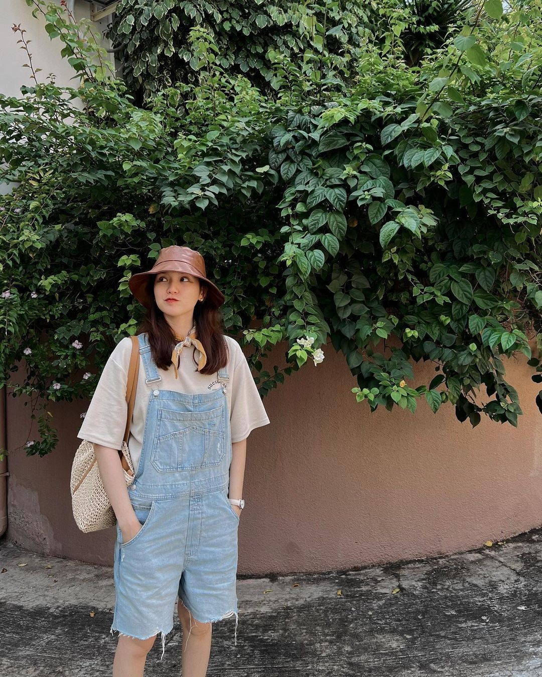 Trên trang cá nhân hiện tại, Hải Tú chia sẻ hình ảnh về cuộc sống thường ngày. Nhiều lần cô bị cư dân mạng "soi" diện đồ đôi, cùng địa điểm check-in giống Sơn Tùng.