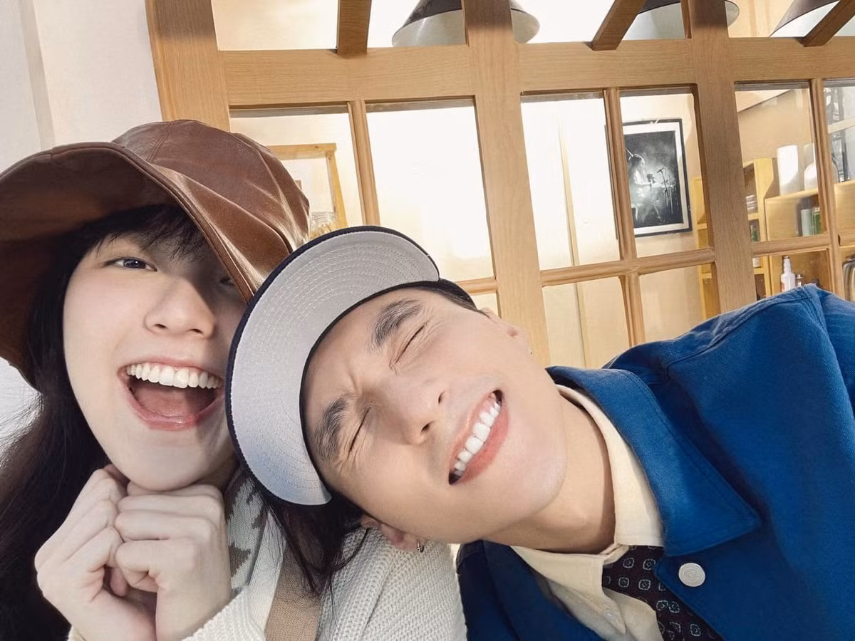 Trước giờ ra mắt, Hải Tú và Sơn Tùng chia sẻ hình ảnh cười tươi bên cạnh nhau. Đây là lần hiếm hoi cả hai tương tác công khai, hút hàng trăm nghìn lượt thích trên mạng xã hội.