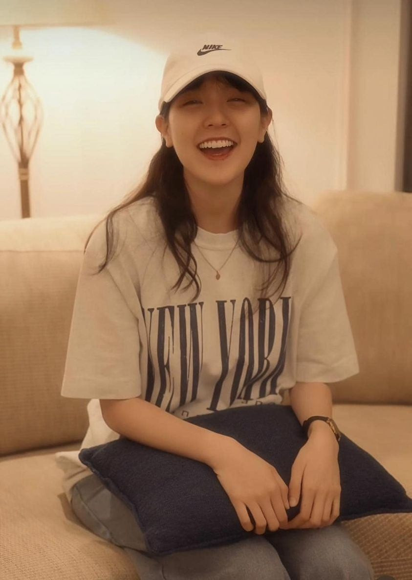 Nữ diễn viên sinh năm 1997 kêu gọi khán giả ủng hộ lần trở lại của mình và sản phẩm âm nhạc mới của Sơn Tùng.