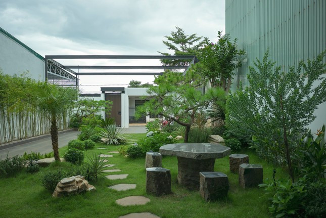 Đặc biệt ngôi nhà nằm ở hướng Chính Tây và lợi thế về diện tích nên Kiến trúc sư đã khéo léo bố trí thụt lùi khối nhà vào bên trong nhường cho cảnh quan sân vườn ở trước nhà.