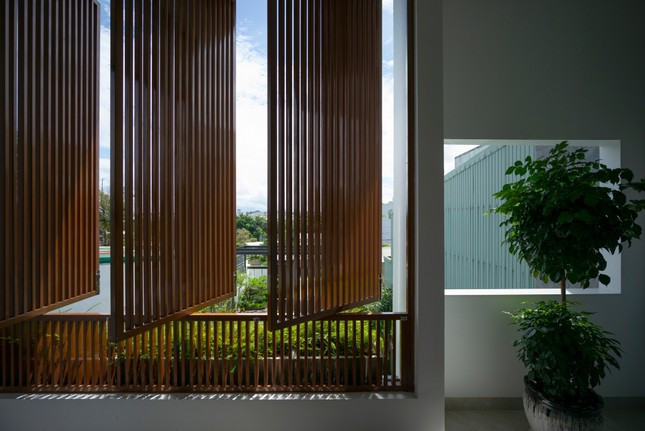 Mặt tiền bố trí hệ lam trang trí đón gió và tạo hiệu ứng ánh sáng. Ngoài ra mặt tiền còn được phủ nhiều cây xanh để giảm bớt sự khắc nghiệt của thời tiết.