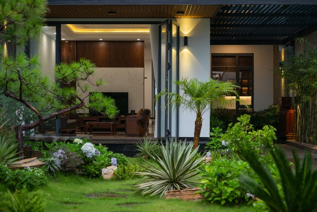 Khu vực sân vườn được bố trí hài hòa phủ xanh toàn bộ phần sân trước, vừa có tác dụng cản nắng gió hướng Tây làm giảm bớt lượng nhiệt vào bên trong, vừa đem lại tính thẩm mỹ cao cho ngôi nhà khi có thêm 1 cảnh quan đẹp và hài hoà trong khuôn viên.