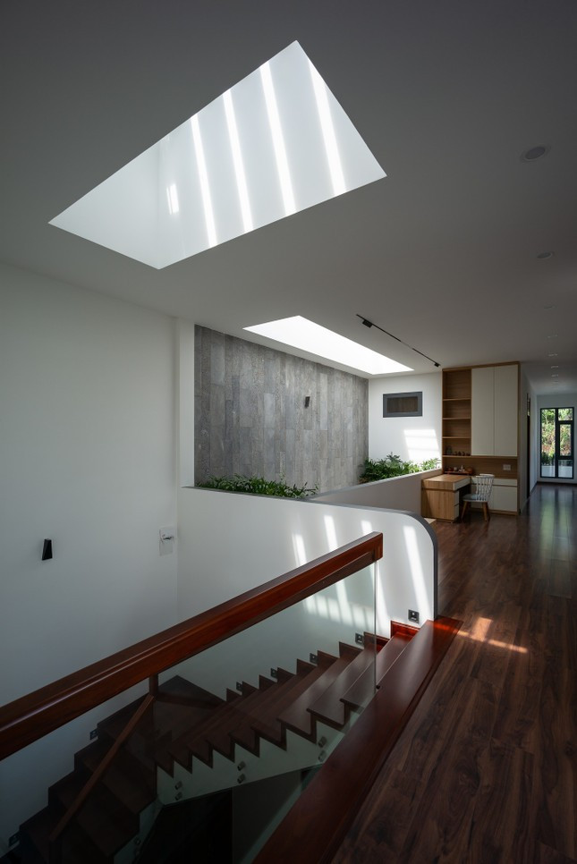 Tất cả các phòng đều được bố trí thông thoáng bởi các giếng trời nhỏ trong nhà tạo sự đối lưu không khí.