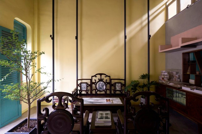 Tạo nên bóng nắng theo phương vị xiên rất "thơ" cho khu tiếp khách theo phong cách cũ.