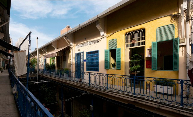 Những ngôi nhà liền kề đối diện qua một sân chung trước đây là nơi sinh sống của những gia đình thương nhân người Hoa. Thể hiện lối sống đề cao sự liên kết chặt chẽ giữa các gia đình.