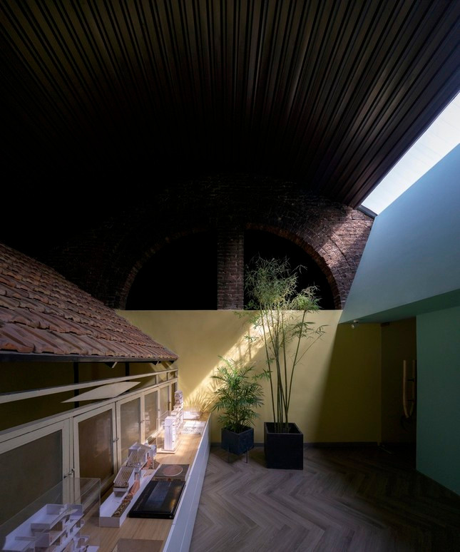 Việc cải tạo tập trung khai thác giá trị của những giếng trời và tiếp tục để mặt tiền kết nối trực tiếp với sân chung để kết nối trong - ngoài, cũ -mới. Một lớp mái mới được tạo bao phủ lên mái cũ có tác dụng làm mát, giếng trời và khe sáng được bố trí chính xác để lấy nắng từ mái xuống 2 tầng nhà.