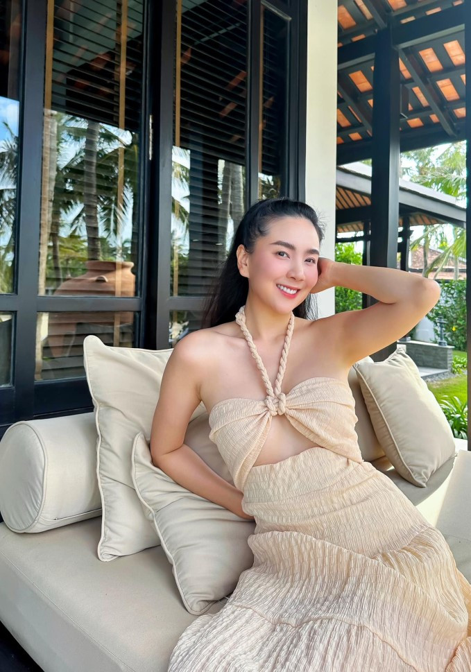 Sở hữu lợi thế chiều cao ấn tượng, cùng số đo vòng eo 58cm và cơ thể săn chắc, nữ MC dễ dàng diện mọi set đồ. Nhưng có thể nhận thấy cô ưa thích theo đuổi phong cách công sở nữ tính, nhẹ nhàng. Cô thường xuyên đăng tải hình ảnh trong những bộ cánh thướt tha, điệu đà. Đặc biệt mái tóc đen dài bóng mượt của Mai Ngọc chính là điểm nhấn giúp hoàn thiện phong cách dịu dàng, sang trọng.