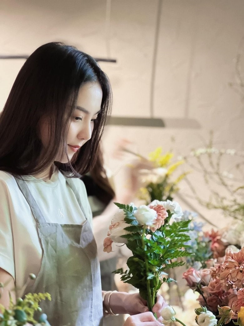 Để có được vóc dáng đáng mơ ước, Mai Ngọc vô cùng chăm chỉ luyện tập thể dục thể thao tại nhà. Mỗi sáng, cô thường dành khoảng 30 phút tới 1 giờ để tập gym. Bên cạnh đó, người đẹp 9X cũng lựa chọn chế độ ăn uống lành mạnh, khoa học.