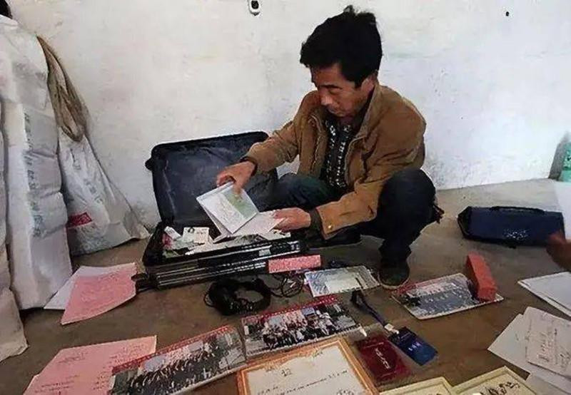 Con trai qua đời, bố kiểm tra 5 thẻ ngân hàng rồi khóc - Hình 3 Con trai qua doi, bo kiem tra 5 the ngan hang roi khoc-Hinh-3