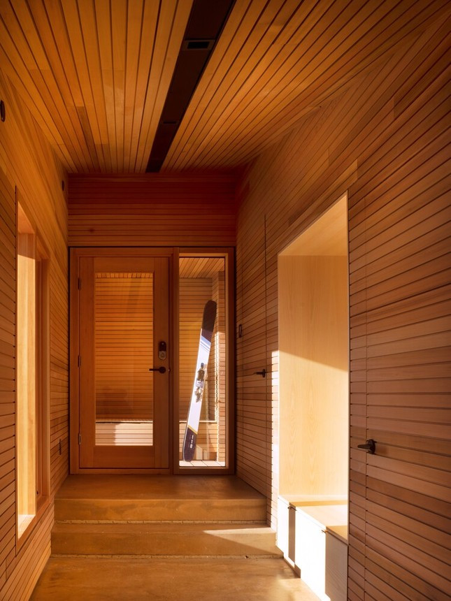 Phòng ngủ và phòng giải trí nằm ở cuối phía đông của ngôi nhà. 'Lõi' bê tông dạng ván đơn chứa bốn phòng ngủ dành cho khách ở hai tầng. Tầng trệt cung cấp tiện nghi trượt tuyết.