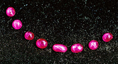 Phản ánh đúng tên gọi của nó, bắt nguồn từ tiếng Latin rubeus, có nghĩa là “màu đỏ”. Người xưa xem đá hồng ngọc như tinh thể của mặt trời và tin rằng nó tượng trưng cho sức sống và ngọn lửa. Nó là một trong những tinh thể được tìm thấy trong bản khác quan tài của các tu sĩ Do Thái. Ruby ngoài việc thể hiện sự sang trọng, quý phái còn giúp người đeo trừ tà, đem lại tài lộc, may mắn như có quý nhân phù trợ. Khi bạn làm việc thiện, việc tốt thì tác dụng sẽ được nhân lên gấp bội lần.