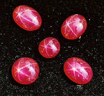 Những viên đá được hình thành từ sâu trong lòng đất, trải qua nhiều điều kiện địa chất phức tạp và lâu dài, hấp thu được tinh hoa của trời đất nên mang trong mình nguồn năng lượng và linh tính rất cao. Không chỉ có dáng vẻ lung linh tuyệt đẹp, chúng còn giúp người đeo gặp nhiều may mắn.