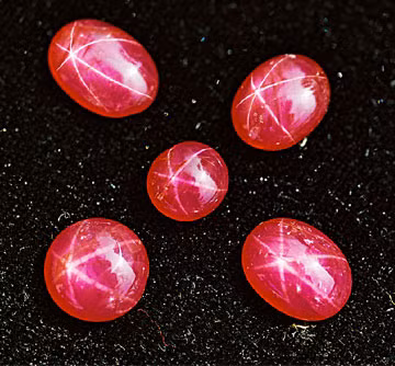 Những viên đá được hình thành từ sâu trong lòng đất, trải qua nhiều điều kiện địa chất phức tạp và lâu dài, hấp thu được tinh hoa của trời đất nên mang trong mình nguồn năng lượng và linh tính rất cao. Không chỉ có dáng vẻ lung linh tuyệt đẹp, chúng còn giúp người đeo gặp nhiều may mắn.