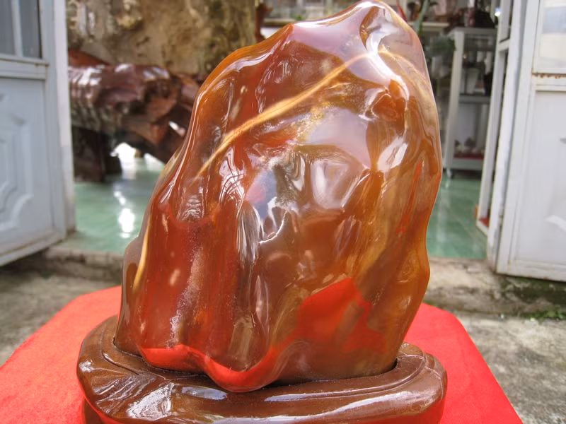 Đá mã não: Đá mã não có tên gọi bắt nguồn từ tiếng Hy Lạp cổ Ahates – có nghĩa là “hạnh phúc”. Mã não là biểu tượng của sức khỏe, sự hưng thịnh và trường thọ.