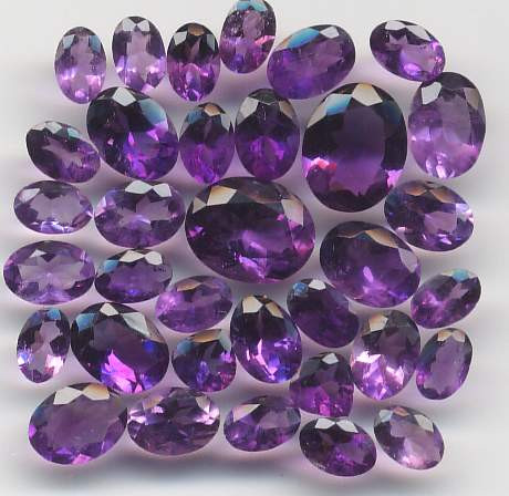 Thạch anh tím (Amethyst) là loại đá kiêu sa và đẹp nhất trong dòng họ thạch anh. Oxit sắt là thành phần chủ yếu để tạo nên màu tím rực rỡ của loại đá này. Tần số của màu tím rất có tác dụng với hệ thần kinh trung ương, sẽ giúp cho người ta ổn định tâm thần. Năng lượng tinh túy của thạch anh tím làm cho người ta như có cảm giác đang được tận hưởng những luồng gió xuân.