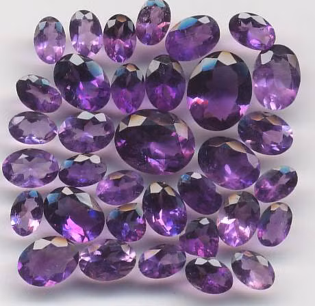 Thạch anh tím (Amethyst) là loại đá kiêu sa và đẹp nhất trong dòng họ thạch anh. Oxit sắt là thành phần chủ yếu để tạo nên màu tím rực rỡ của loại đá này. Tần số của màu tím rất có tác dụng với hệ thần kinh trung ương, sẽ giúp cho người ta ổn định tâm thần. Năng lượng tinh túy của thạch anh tím làm cho người ta như có cảm giác đang được tận hưởng những luồng gió xuân.