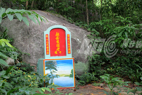 Ông Ba Lê đã lấp hang đá, lập bàn thờ cúng vợ, con mình.