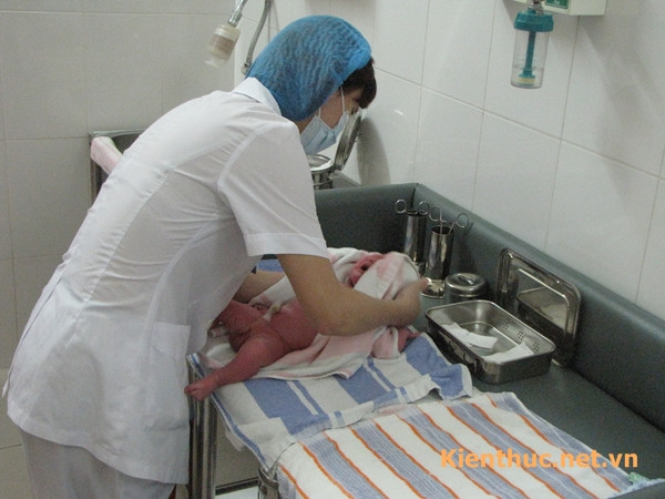 Khi em bé tắm xong phải lau khô thật nhanh