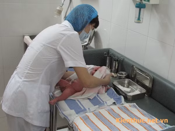 Khi em bé tắm xong phải lau khô thật nhanh