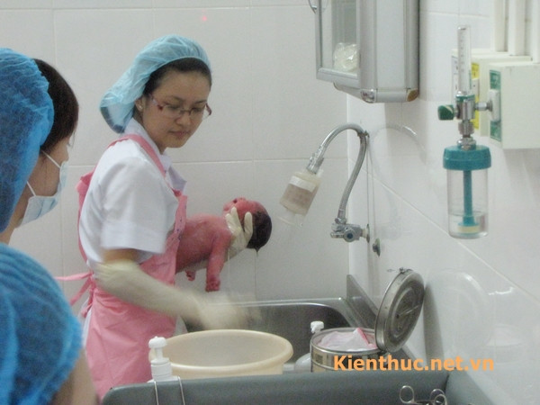 Khi tắm cho bé thì sẽ rửa mặt cho bé trước, sau đó gội đầu cho bé rồi lau khô.