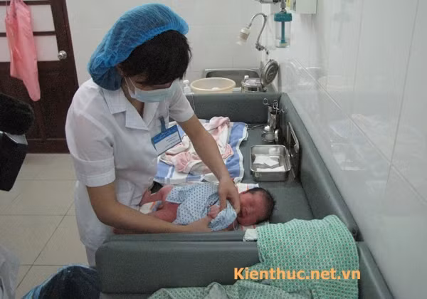 Tuy nhiên trước khi làm và băng rốn cho bé, hộ sinh sẽ mặc áo để giữ ấm cơ thế cho em bé, tránh bị lạnh